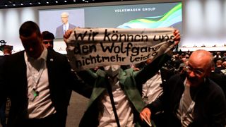 Bei der Volkswagen-Hauptversammlung gab es mehrmals Proteste und Störungen. (Bild: picture alliance / EPA / Clemens Bilan)