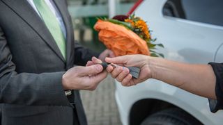 Künftig können Autohändler die Fahrzeuge ihrer Kunden selbst online zulassen. Allerdings befürchtet das Kfz-Gewerbe, dass die Kommunen das digitale Zulassungsverfahren nicht zügig umsetzen werden. (Bild: ProMotor)