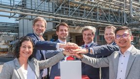 v.l.n.r.: Helya Masoud (Werksleiterin, BASF Düsseldorf), Sven Crone (SVP Global Operations, BASF Care Chemicals), Paul Höller (Staatssekretär, NRW-Wirtschafts- und Klimaschutzministerium), Christian Zaum (Wirtschaftsdezernent, Stadt Düsseldorf), Peter Weinert (VP Business Management, BASF Personal Care EMEA) und Agus Ciputra (Leiter des Geschäftsbereichs BASF Personal Care) eröffnen gemeinsam die neue Produktionsanlage. (Bild: BASF)