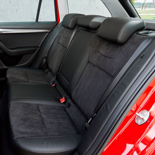 Im Skoda Octavia und weiteren Modellen der Volkswagen-Marken kann es Probleme mit der Rücksitzlehne geben.(Bild:  Skoda/ IvoHercik.com)