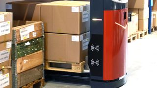 Sensorik und Antrieb der Paletten-AGV von Melkus sind so aufeinander abgestimmt, dass die Fahrzeuge nicht nur sicher, sondern auch schnell völlig autonom ans Ziel kommen. (Bild: Peter Kemptner)