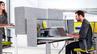 Im Stehen steigt die Produktivität um bis zu 20 %. Nutzer von Sitz-Steh-Arbeitsplätzen behaupten, wacher, aufgabenorientierter und positiver zu sein. (Dauphin)