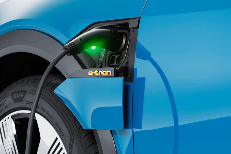 An Säulen mit bis zu 150 kW Ladeleistung soll der Akku in rund einer halben Stunde wieder zu 80 Prozent voll sein.  (Audi)