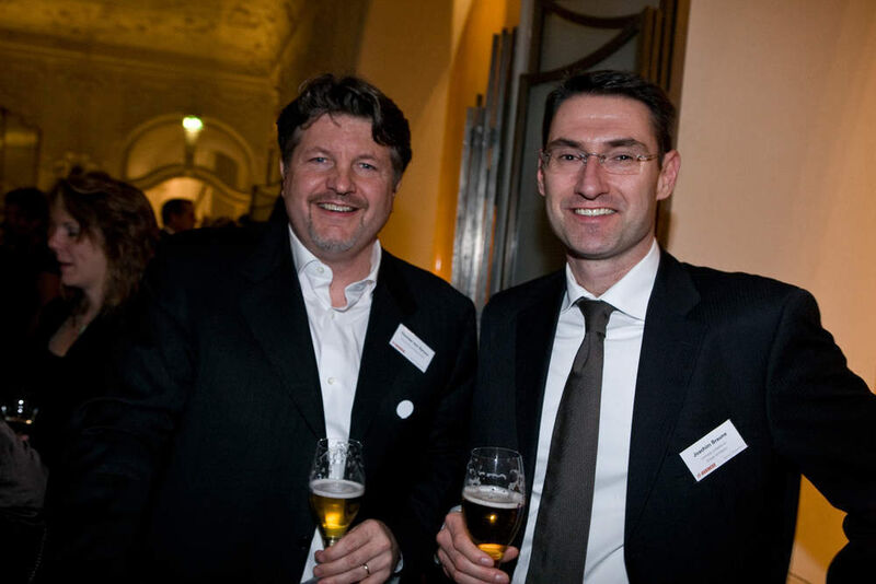 Thomas von Baross von D-Link (li.) mit Joachim Braune von Comstor. (Archiv: Vogel Business Media)