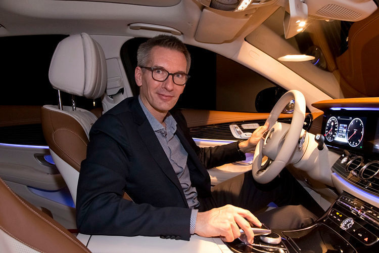 Hartmut Sinkwitz, Leiter Interieur-Design Mercedes-Benz Cars: „Mit ihrem Interieur definiert die E-Klasse nicht nur ein neues Niveau in der Businessklasse. Sie wird neben dem Arbeitsplatz und dem privaten Umfeld auch zum ,Third Place‘ – zum Lebensraum, in dem die Passagiere modernen Luxus genießen können.“ (Foto: Daimler)