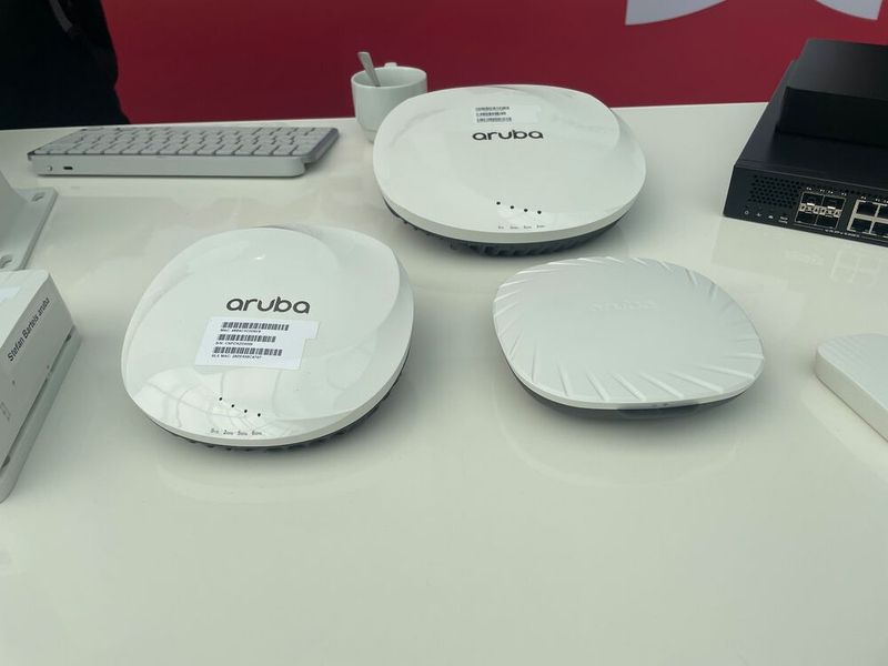 Tri-Band-Access Points mit zwei (links) und drei (oben) Funkeinheiten. (Bild: Andreas Sebayang)