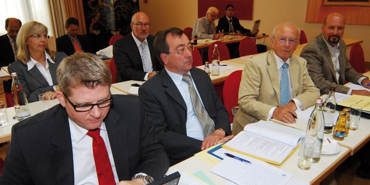 Marken-Power: Stefan Ax (Mercedes-Benz Händlerverband),  Gerhard Stach (Peugeot Händlerverband), Friedrich-Karl Bonten (Fiat Händlerverband) und Rolf Bauer (Evo-Bus Händlerverband) (v.li.). (Archiv: Vogel Business Media)