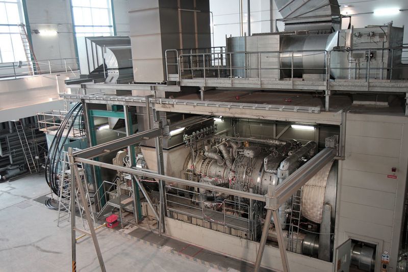 Die neue Gasturbine an ihrem Einsatzort im Kraftwerk des Chemieparks Gendorf: Die „heiße Inbetriebnahme“ steht kurz bevor. (Fotodesign Heiner Heine / Infraserv Gendorf)