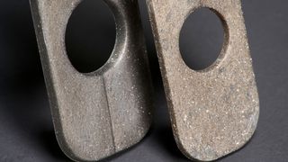 Am Fraunhofer-Institut für Angewandte Polymerforschung (IAP) hat man neue Metalleffektpigmente entwickelt, die spritzgegossenen Kunststoffteilen einheitliche Oberflächen geben. Links ein üblich ausgerüstetes Teil (schwarzer Streifen), rechts mit Spezialpigmenten – ohne Streifen. (Bild: Fraunhofer IAP / J. Galties)
