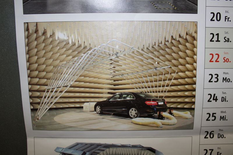 Das Bild zeigt, wie die Lautstärke eines Automotors geprüft wird. (Archiv: Vogel Business Media)