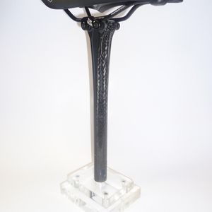 Das Institut für Textil- und Verfahrenstechnik der Deutschen Institute für Textil- und Faserforschung Denkendorf hat eine geflochtene Sattelstütze für Canyon entwickelt. Ziel war es, eine automatische, robotergeführte Flechttechnologie zu entwickeln, welche ohne Unterbrechung in der Lage ist, den Schlaufenkopf zur Aufnahme des Querbolzens für die Sattelbefestigung zu fertigen.