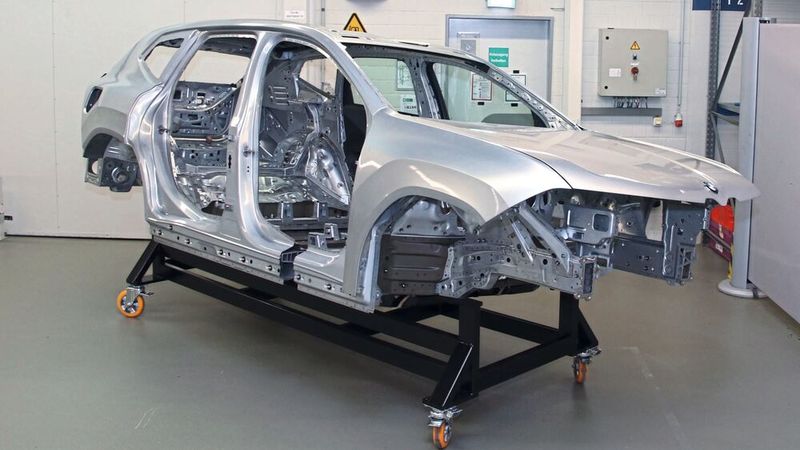 Die BMW-Ingenieure gewährten einen detaillierten Blick auf den Karosseriebau des Modells iX3.(Bild:  Jürgen Klasing)