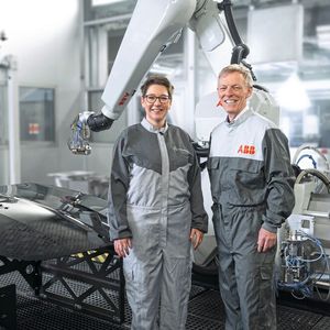 Mehr Farbkombinationen und Motive – diesen Wünschen will Mercedes-Benz auch in Zukunft verstärkt nachkommen. Mit der Pixelpaint-Technologie von ABB verfügt der Automobilhersteller in seinem Werk in Sindelfingen über diese Möglichkeit. Von Links: Dr. Julia Schuchardt, Jörg Reger(Bild:  ABB)