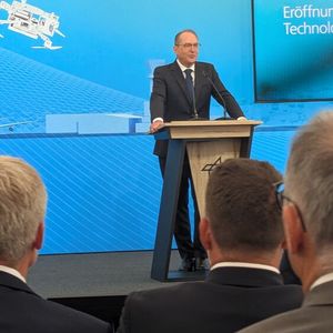 Bundesinnenminister Alexander Dobrindt freut sich, dass sich neue Technologien in Cochstedt direkt an einer Flughafeninfrastruktur testen lassen. (Bild:  Stefanie Eckardt)