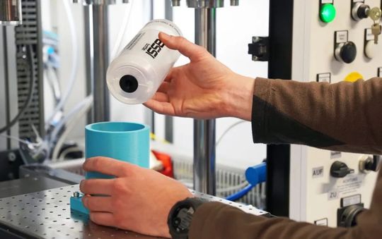 Bei dem ursprünglichen Produktdesign stellte vor allem das Ventilkonzept eine Herausforderung dar. Es bestand aus mehreren Einzelkomponenten wie dem Ventil, der Dichtung und der Mutter, die eine arbeitsintensive manuelle Montage erforderten.(Bild:  Evosys)
