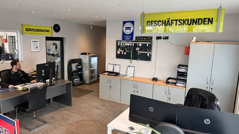 Ein Vertriebsmitarbeiter ist ausschließlich im Außendienst unterwegs und schließt individuelle Rahmenverträge ab. Das technische Rückgrat: eine selbst entwickelte Software-Plattform mit kostenfreier und vollwertiger Fuhrparkverwaltung. Intern arbeitet das Team dann mit kundenspezifischen Checklisten, die jeden Arbeitsschritt vorgeben. So entstehen standardisierte Prozesse auch bei individuellen Kundenanforderungen. (Bild: Schreiner – VCG)