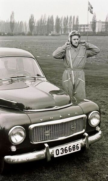 Kurz vor dem Überschlag: Der schwedische Stunt-Pilot Orvar Aspholm mit dem Volvo PV544. (Volvo)