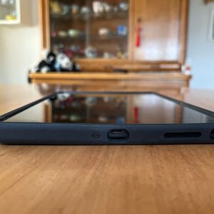 Der seitlich USB-C-Anschluss am Lenovo-Tablet unterstützt 5 Gbps und DisplayPort.(Bild:  Vogel IT-Medien)
