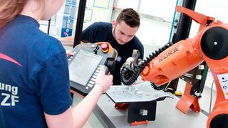 Zum zweiten Mal haben das Wirtschaftsmagazin Capital, die Personalmarketing-Experten von Ausbildung.de und das Online-Marketing-Unternehmen Territory Embrace die „Besten Ausbilder Deutschlands“ gekürt. (ZF Friedrichshafen)