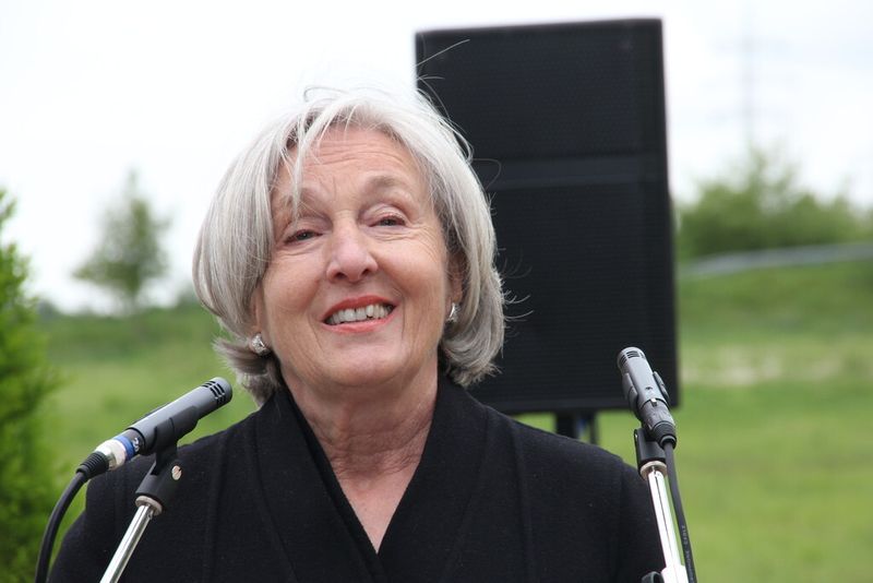 Unternehmerin Renate Pilz bedankt sich anlässlich des Spatenstichs bei allen Verantwortlichen dafür, dass nun mit dem Bau des Peter Pilz Produktions- und Logistikzentrums in Ostfildern begonnen werden kann. (Bild: Reinhold Schäfer)