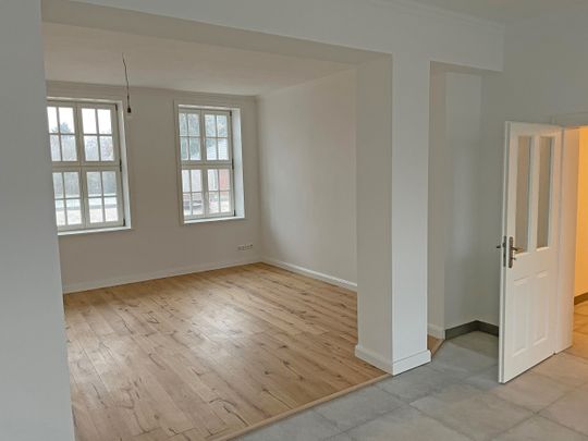 Zum Energiekonzept gehören neben dreifach verglasten Fenstern auch eine Holzpellet-Anlage sowie eine steuerbare Fußbodenheizung. (Bild:  Udi Dämmsysteme)