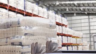 Palette verfehlt, Verpackung intakt: mit dem neuen Gabelzinkenschutz Cargo-Saver von Vetter Umformtechnik. (Bild: Vetter Umformtechnik)