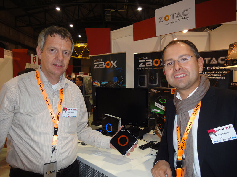 Norbert Kuperjans und Maciej Wieczorek, Zotac, stellen die handgroße ZBOX Nano vor. (Archiv: Vogel Business Media)