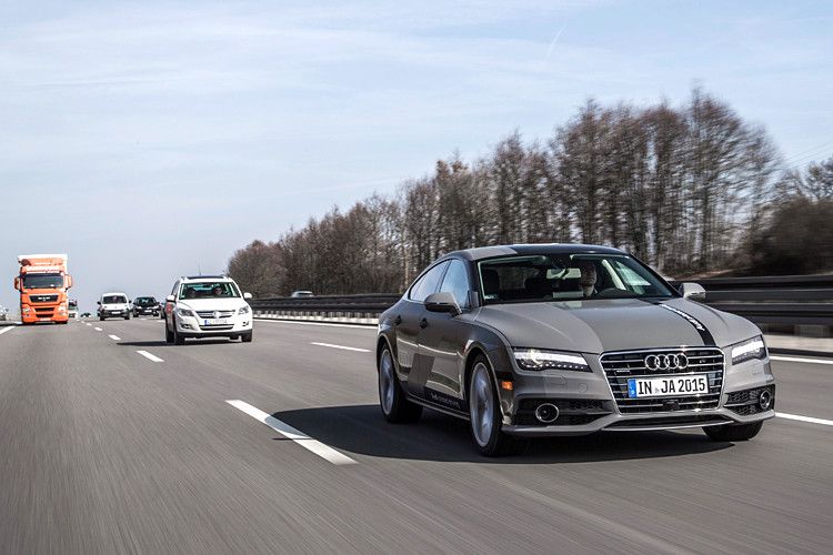 Das pilotierte Fahren umfasst weit mehr, als die Geschwindigkeit zu regeln und in der Spur zu bleiben. Das Auto fährt im vorgegebenen Rahmen autonom und beherrscht unterschiedliche Fahrmanöver. (Foto: Bernhard Huber)