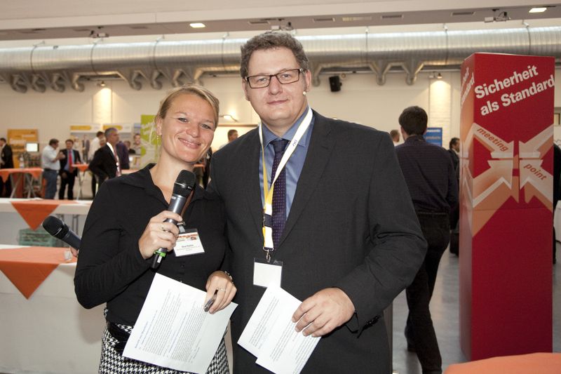 Das Moderatorenteam, bestehend aus Sina Paolini (Projektleiterin) und Stefan Willeke (Chefredakteur konstruktionspraxis) macht sich auf den Weg zur Vorstellungsrunde der Aussteller. (D. Vogt, Vogel Business Media)