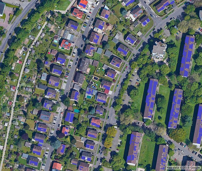 Die Energiewende in die Städte zu bringen, ist Ziel von greenventory. Das Start-up bietet Versorgern, Netzbetreibern und Gemeinden hochaufgelöste Daten und Softwaretools zur vorausschauenden Planung eines nachhaltigen Energiesystems. Bei der automatisierten Inventarisierung, Analyse und Optimierung verbindet greenventory Strom, Wärme und Mobilität. Das Hightech-Unternehmen ist als Spin-off aus dem Karlsruher Institut für Technologie (KIT) und dem Fraunhofer-Institut für Solare Energiesysteme ISE hervorgegangen. Für ihre innovativen Ideen haben die Gründer bereits mehrere Preise erhalten, ihre Software stellen sie am Stand des KIT bei der Hannover Messe 2020 (Halle 27, Stand L51) vor. Die Software trägt verschiedene Datenquellen wie Satellitenbilder, statistische Daten, Klimadaten und Daten aus dem Internet of Things automatisiert zusammen. Anschließend analysiert sie die Daten mit Algorithmen der Künstlichen Intelligenz, reichert sie an und verknüpft sie mit Energiesimulationsmodellen. So schafft sie eine spezifische, räumlich und zeitlich hochaufgelöste Datenbasis für das Energiesystem.  (Bild: greenventory)