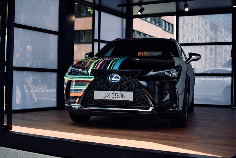 Ein Lexus UX, der von einem Graffitikünstler gestaltet wurde, dient als Eyecatcher. (Lexus)