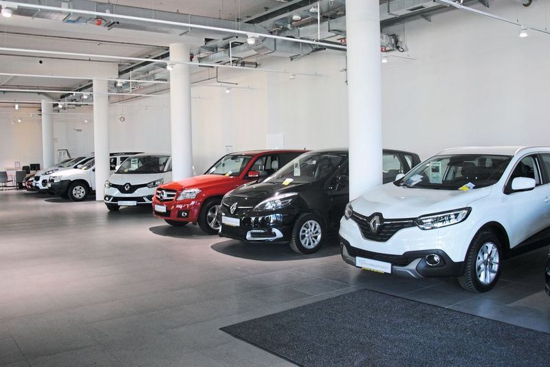 Im Erdgeschoss (Eingang Heilbronner Straße) präsentiert von der Weppen eine Auswahl an Gebrauchtwagen. (Baeuchle/»kfz-betrieb«)