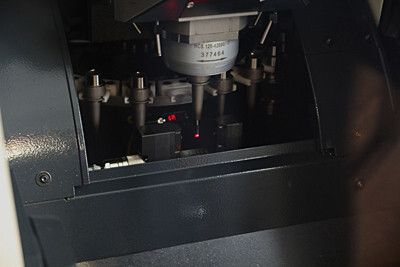 Blum Novotest gewährte Einblicke in das bewährte Lasersystem zum Vermessen von Fräswerkzeugen aller Art direkt vor dem Einsatz am Bauteil. Dieses hier war in einer DMG-Maschine integriert: ... (Bild: Königsreuther)