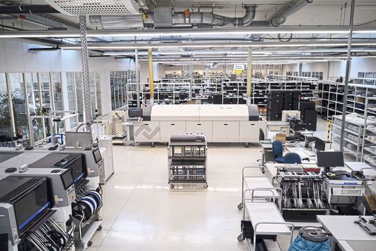 Hohe Fertigungstiefe vor Ort: Ein Blick in die Elektronikfertigung am Hauptsitz im thüringischen Schwarzatal. MTM Power organisiert die Produktion in flexiblen Inselstrukturen, um maßgeschneiderte Kleinserien von Stromversorgungen und Wandlern effizient fertigen zu können.(Bild:  MTM Power)