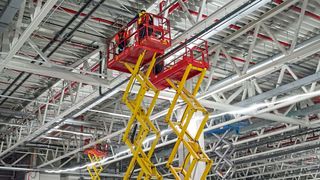 Regelmäßige Sicherheitsprüfungen nach UVV-Standard durch das Servicepersonal von Zeppelin Rental gewährleisten eine stets einsatzbereite Technik (Bild: action press – Christian Rudnik)