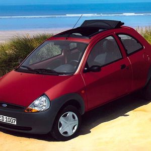 Kult im New-Edge-Design: Der kleine Ford Ka konterte den rundlichen Renault Twingo 1996 mit scharfen Kanten, dreieckigen Elementen und unlackierten Kunststoffstoßfängern.  Obwohl er deutlich kleiner als ein Fiesta war, handelte es sich bei dem Dreitürer um einen vollwertigen Viersitzer.(Bild:  Ford AG)