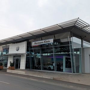 Das Autohaus Hermann Klein befindet sich seit der Gründung vor 60 Jahren an diesem Standort im nordhessischen Fuldatal. Mit rund 200 Mitarbeitern bildet es sämtliche Gewerke des Kfz-Gewerbes ab.(Bild:  Rosenow – VCG)