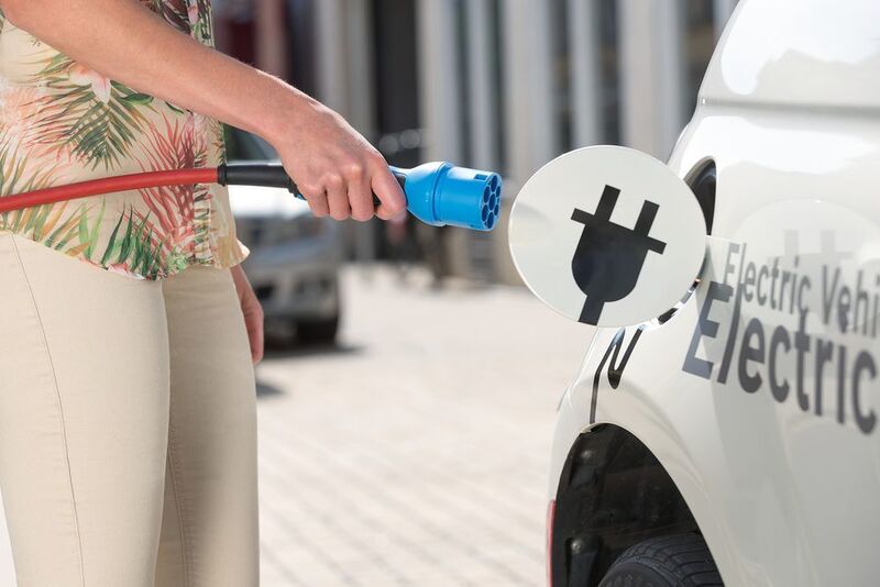 Elektroautos können an verschiedenen Steckdosen geladen werden. (Bosch)