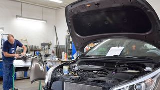 Gut geschulte Mitarbeiter arbeiten in der Karosserieabteilung. (Bild: Rubbel/»kfz-betrieb«)