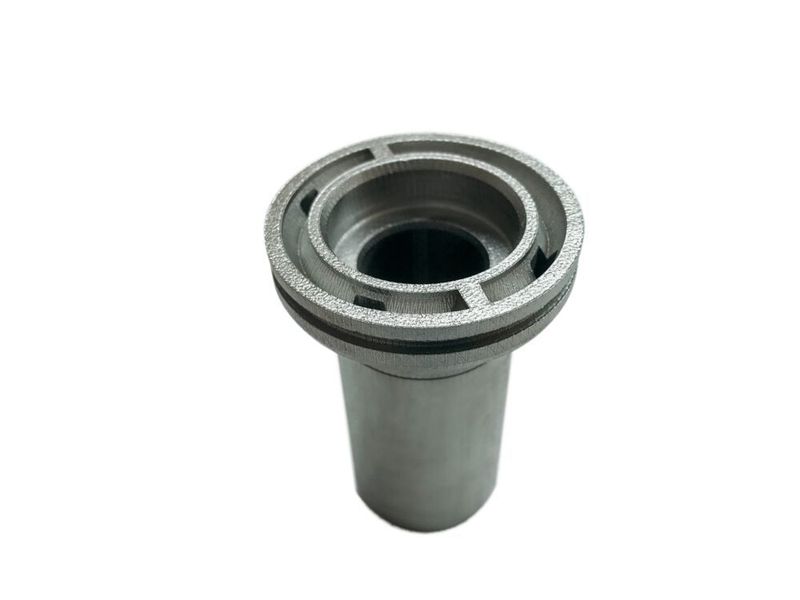 Ein Bauteil, das sich mit dem 3D-Druck amorpher Metalle verbessern lässt, ist die Dehnspannhülse. Dank der hohen Elastizität des amorphen Materials lässt sie sich besser verspannen als die konventionelle Variante. 3D-Druck ermöglicht es, das Bauteil „am Stück“ herzustellen, anstatt die Komponenten einzeln zu fertigen und anschließend zusammenzusetzen. Das macht die Fertigung einfacher.  (Heraeus)