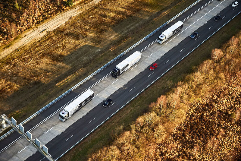 Die drei Lkw im sogenannten Platooning benötigen nur 15 Meter statt 50 Meter Abstand zueinander. So senkt der Truck-Platoon dreier Lkw um rund sieben Prozent den Kraftstoffverbrauch – laut Daimler sind Verbräuche von 25 l/100 km für einen beladenen 40-Tonner-Sattelzug möglich. (Foto: Daimler)