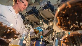 Marcell Nikolausz testet im Labor, wie die Biogasproduktion über die Fütterungsfrequenz gesteuert werden kann. (Bild: UFZ / André Künzelmann)