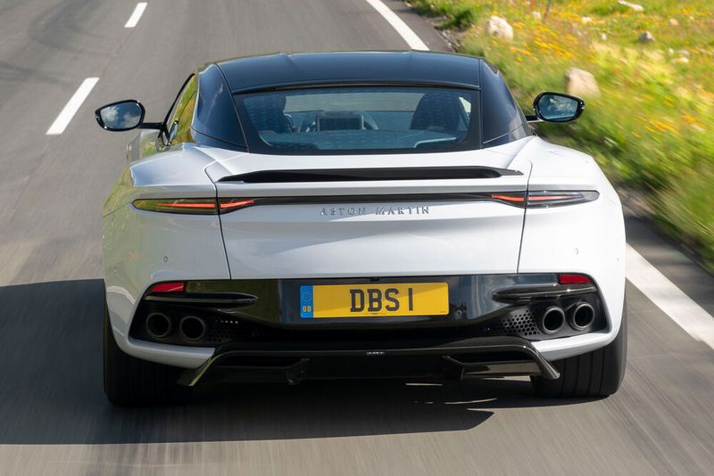 Am Heck setzten die Briten auf eine durchgängige Rückleuchte sowie auf Doppelendrohre rechts und links. Der Klang der Abgasanlage lässt sich serienmäßig über Klappen steuern, aber eine Abgasanlage aus Titan kostet extra. (Bild: Aston Martin)