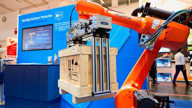 Roboter können schon längst schwere oder gefährliche Aufgaben im Betrieb übernehmen. (Bild:  Messe München)