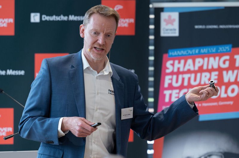 Dr. Mark Krieg, Vice President Engineering bei Bosch Rexroth: „Die Hydraulik hat als Antriebstechnologie enorme Hebelwirkung auf unterschiedliche Branchen. Nicht nur klassische Anwendungen wie Pressen und Metallurgie, sondern auch Zukunftstechnologien wie Wasserstoff werden mit unseren hydraulischen Lösungen auf das nächste Level Produktivität und Nachhaltigkeit gehoben.“  (Bild: Rainer Jensen/Deutsche Messe)