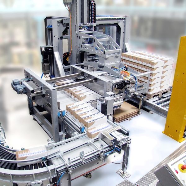 Der flexible Linearroboter LR03 ist für die Palettierung nahezu aller Produkte im Konsumgüterbereich geeignet. (Bild: Langhammer)