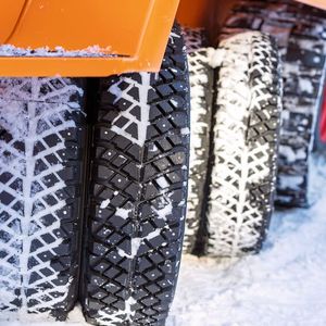 Vorne zwei Mal vier und hinten zwei Mal zwei, macht in Summe zwölf Räder, die den Raupen-Fuchs deutlich von einem Normal-Bulli unterscheiden.(Bild:  VWN)