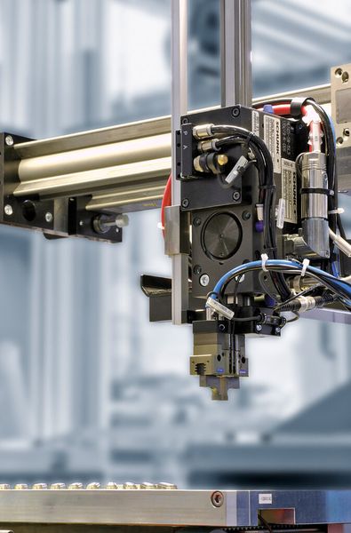 Mit gezielter Beratung zur effizientesten Lösung: In dieser Anwendung wurde ein lineardirekt angetriebenes Portal mit Pneumatikgreifern kombiniert. (Bild: Schunk)