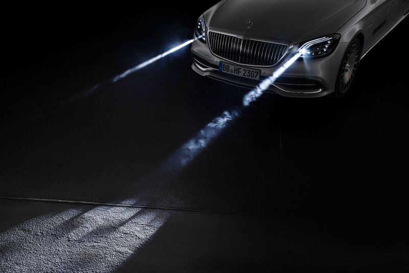 Das „Digital Light“ von Mercedes-Benz soll nahezu blendfreies Fernlicht in HD-Qualität bieten und arbeitet mit einer Auflösung von einer Million Pixel pro Scheinwerfer. Damit lässt sich mehr machen als nur Licht. (Bild: Daimler AG)