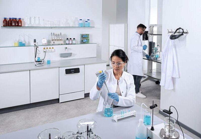 Der Laborspüler PLW 8604 aus der Baureihe Explore-Line bietet eine umfangreiche Grundausstattung und verfügt ebenfalls über ein Touch-Display.  (Bild: Miele)